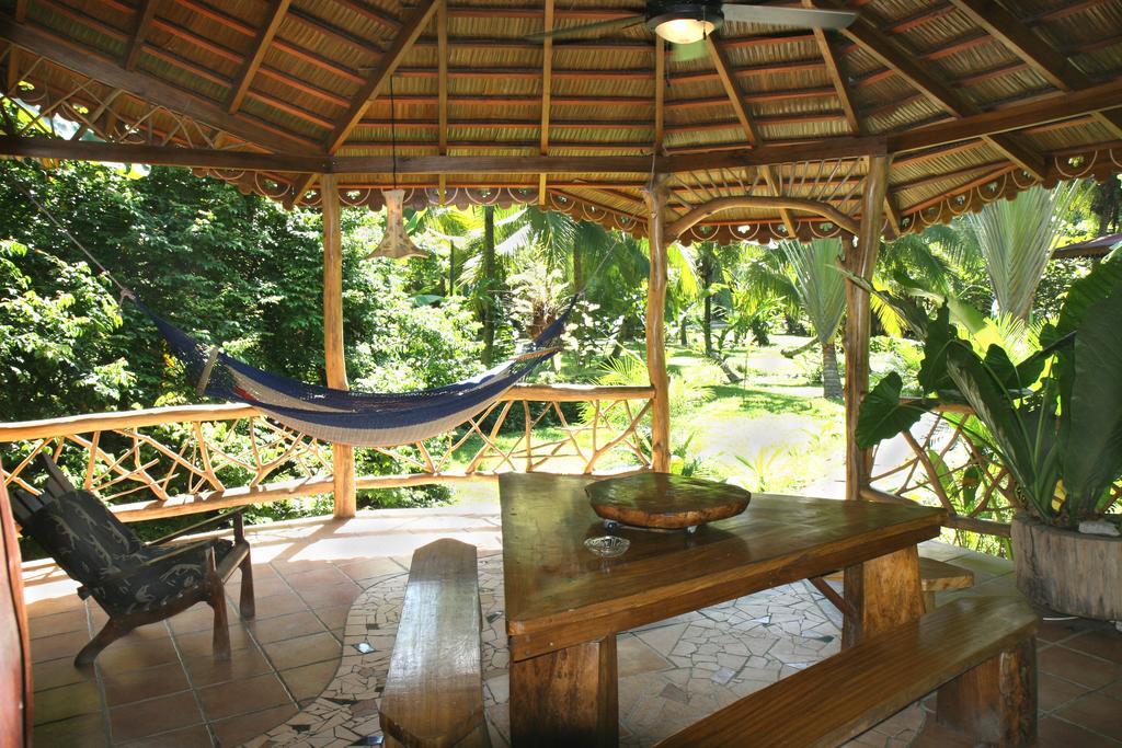 Hotel La Costa De Papito Puerto Viejo de Talamanca ภายนอก รูปภาพ