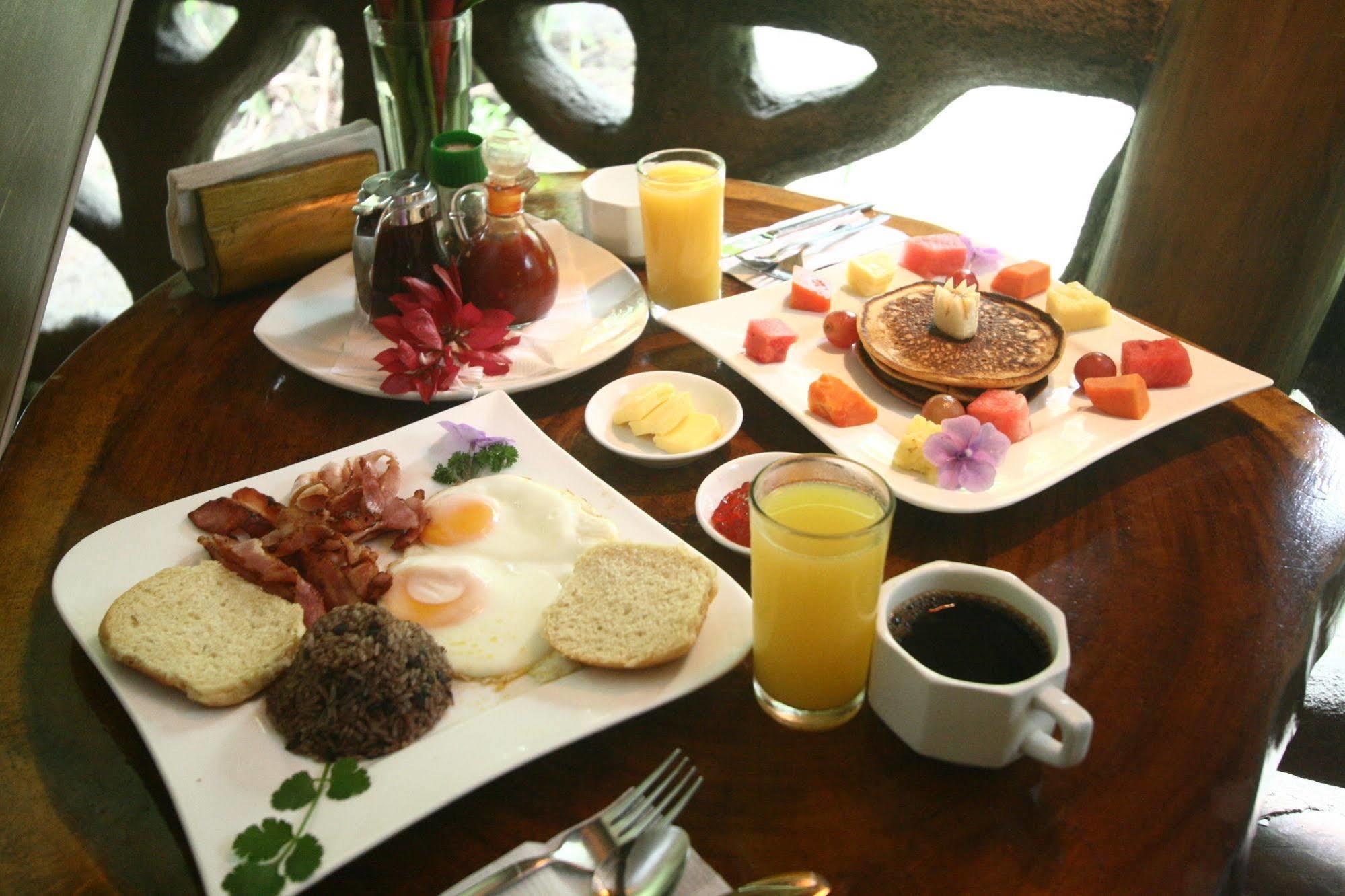 Hotel La Costa De Papito Puerto Viejo de Talamanca ภายนอก รูปภาพ